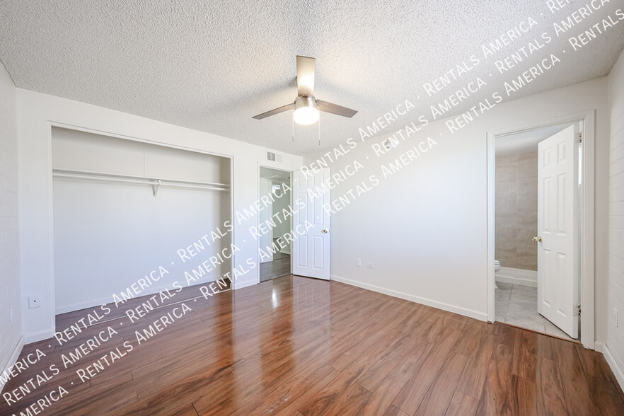 Building Photo - 3550 E Voltaire Dr