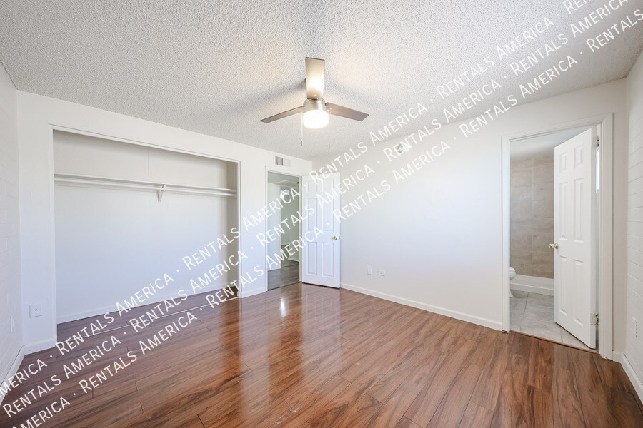 Building Photo - 3550 E Voltaire Dr