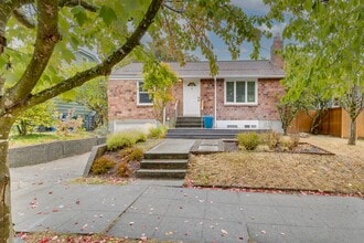 Building Photo - Charming 4 Bed, 2.5 Bath Brick Bungalow in...