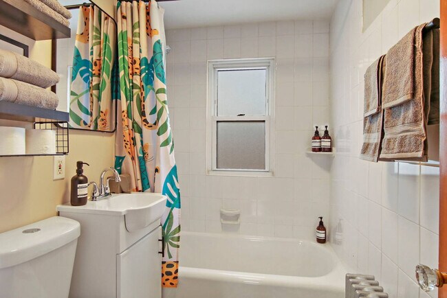 Building Photo - 3446 N Ozark Ave