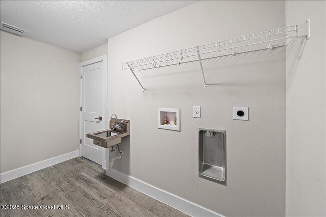 Building Photo - 2060 Newfound Harbor Dr