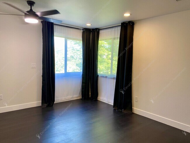 Building Photo - Recently Renovated Downtown Bend 1 BR - 1....