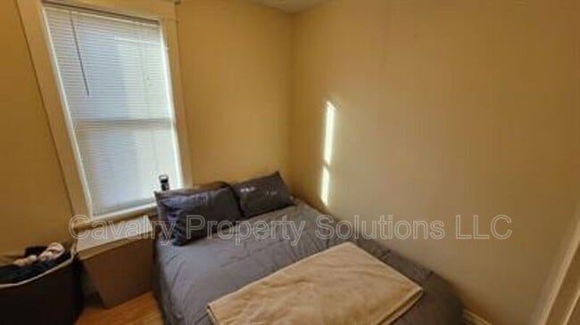 Building Photo - 617 E 8th St