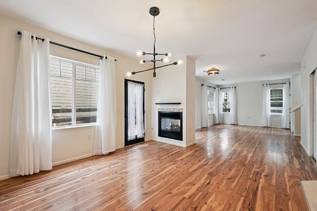 Building Photo - 3-Bed Townhouse with Open Floorplan, 2.5 Baths, and Fireplace in Rolling Hills!