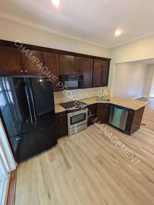 Building Photo - 3 Bedroom Home, conveniently located near UMKC!