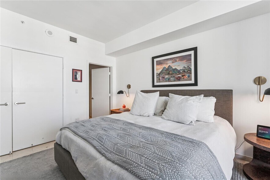 Building Photo - 88 SW 7th St