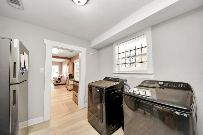 Building Photo - 4415 Hershe St