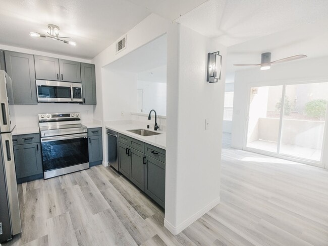 Building Photo - 2 Bedroom, 2 Full Bath Newly Renovated Con...