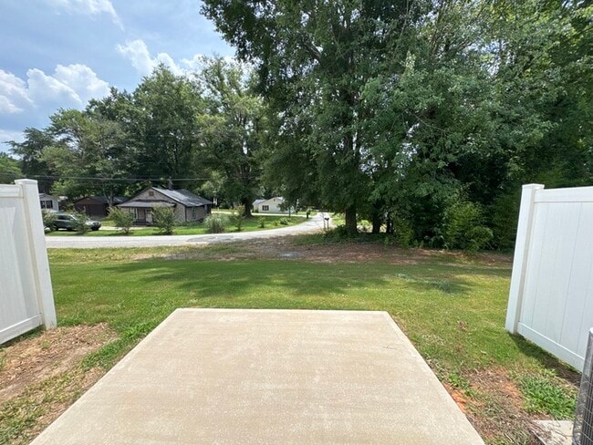 Building Photo - Three bedroom 2 1/2 at townhome close to s...