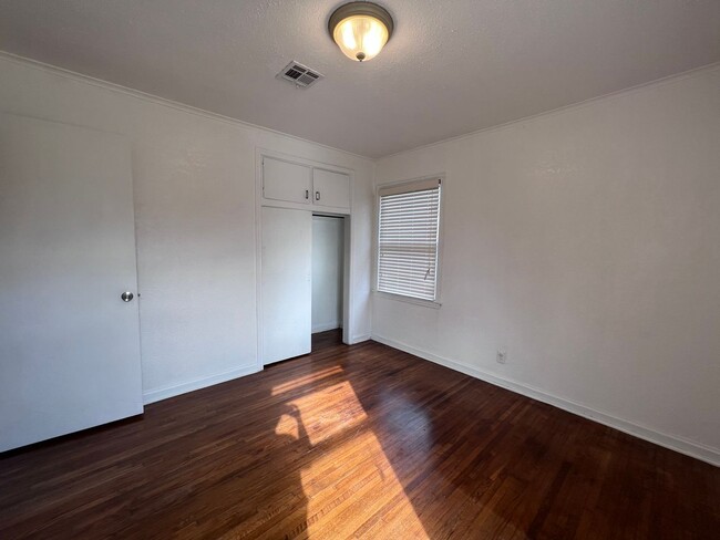 Building Photo - Adorable 2-bedroom 1-bathroom house in Mid...