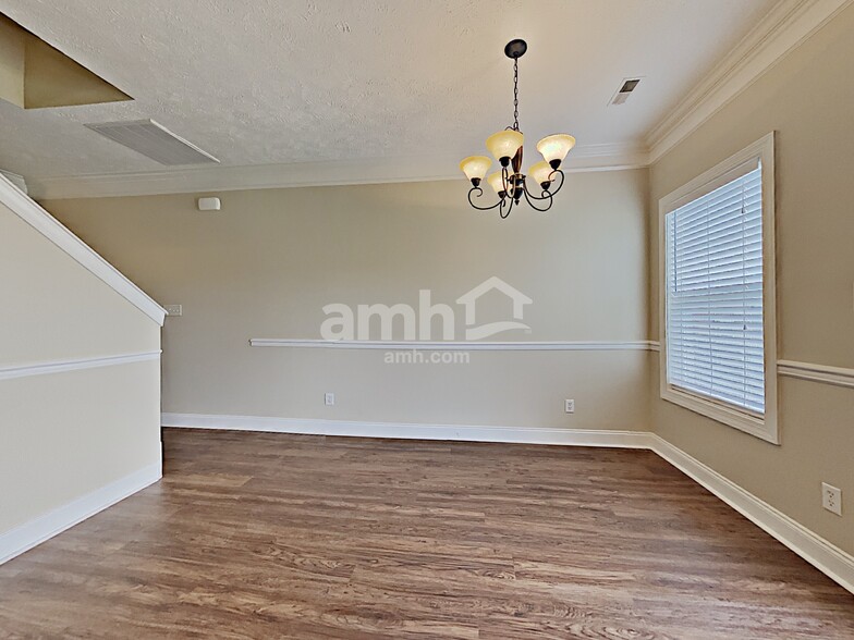 Building Photo - 1131 Longwood Dr