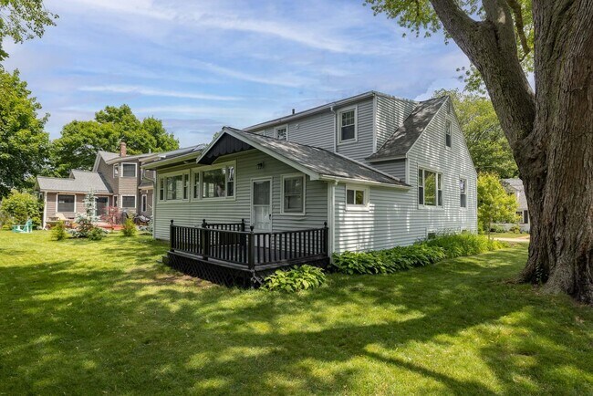 Building Photo - 27 Riverview Rd