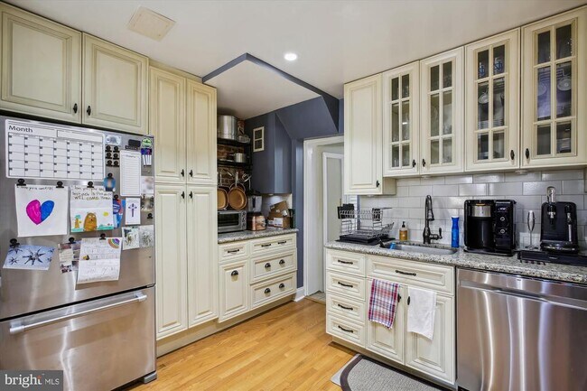 Building Photo - 763 10th St SE