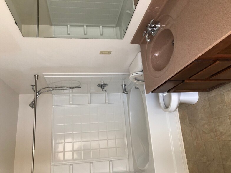 Building Photo - 557 Lakeside Valley Dr