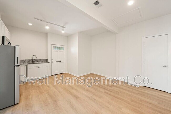 Building Photo - 8451 La Mesa Blvd