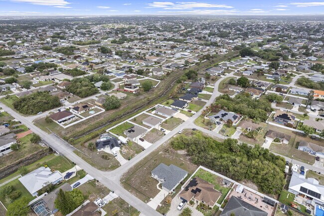 Building Photo - 681 SW Millard Dr