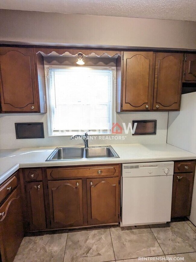Building Photo - Convenient, 3/2 Home In East Memphis Now A...