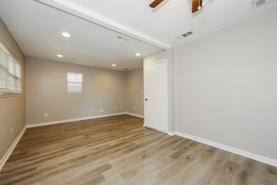 Building Photo - 930 Danforth Pl