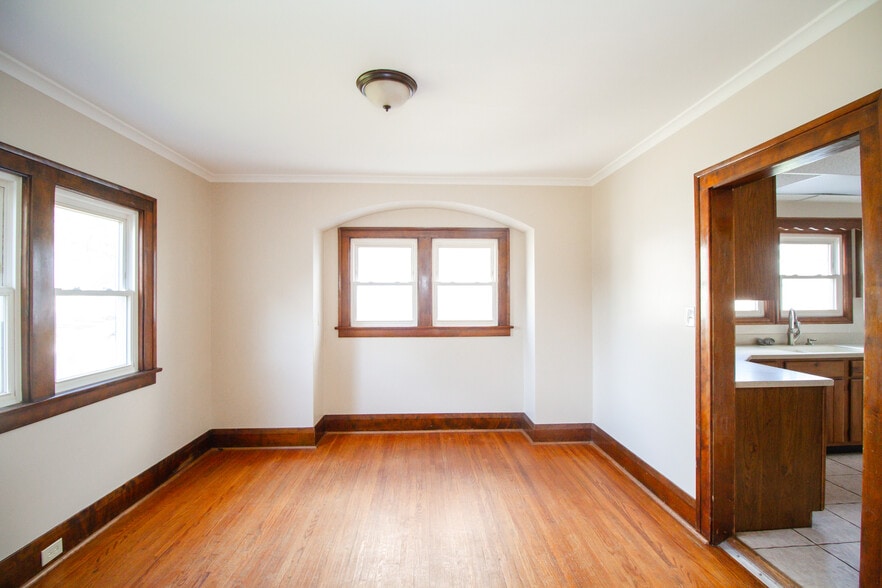 Building Photo - 2842 111th St