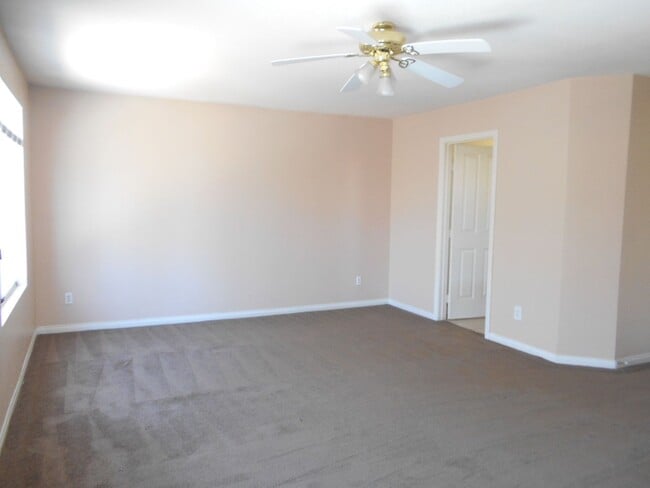 Building Photo - Spacious 4 bedroom Home Located in the Desirable Area of Henderson!