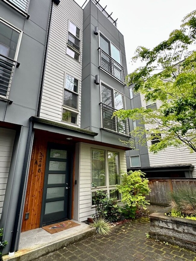 Primary Photo - 3 Bedroom Queen Anne Townhouse w/rooftop deck