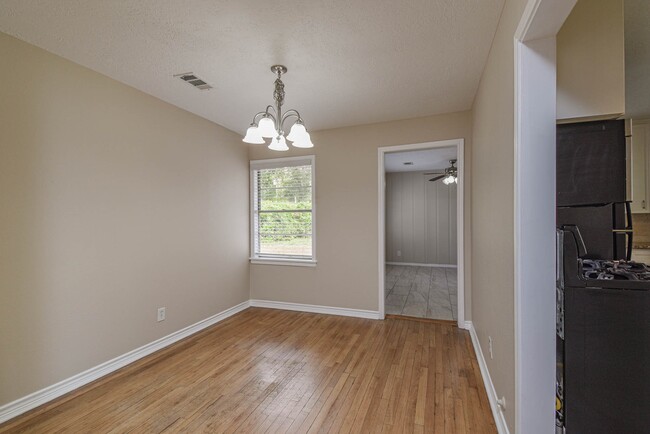 Building Photo - 1509 N San Jacinto St