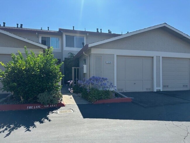 Building Photo - Large and Beautiful 2-Story Townhouse in D...