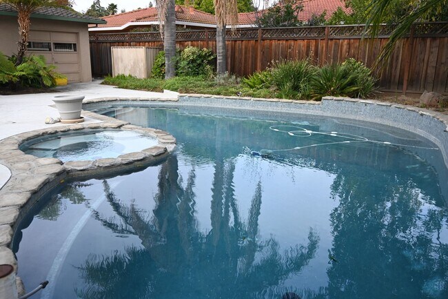 Building Photo - Prime Willow Glen, Just In Time for the Ho...