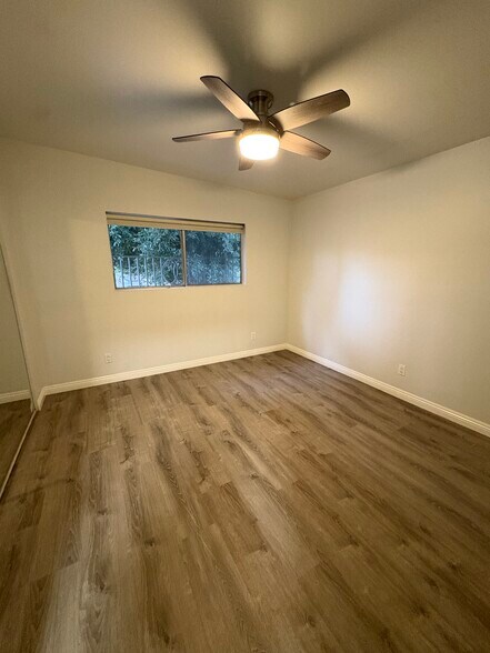 Bedroom with large mirrored closet - 3322 Helms Ave