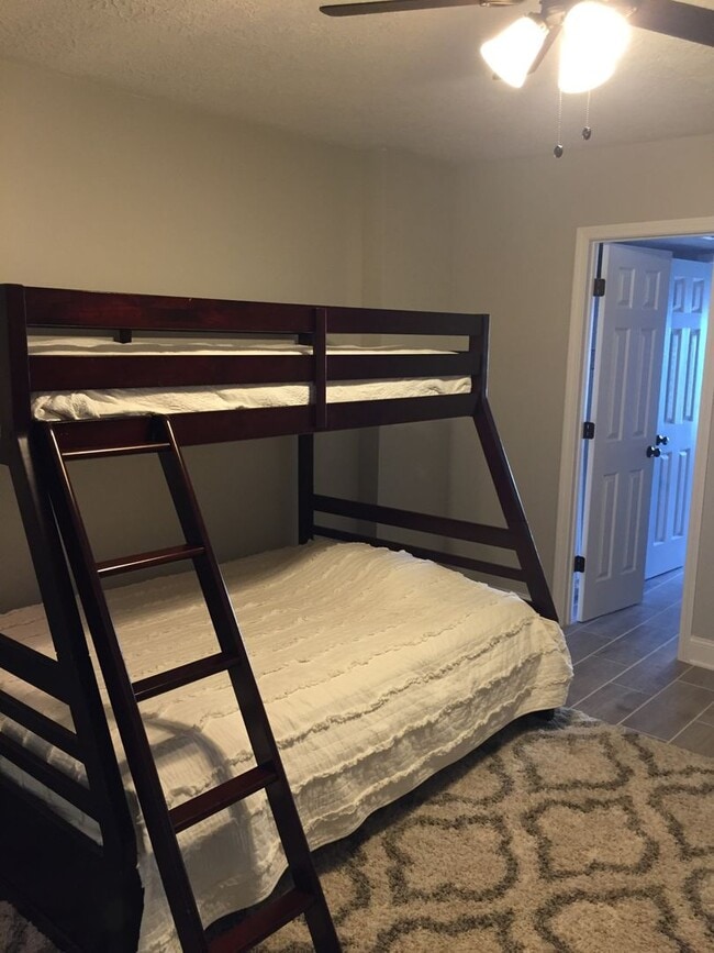 Building Photo - Fully Furnished 1 Bedroom Condo with an Oc...