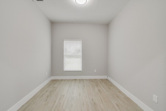 Building Photo - 1388 NW Charlie Green Dr