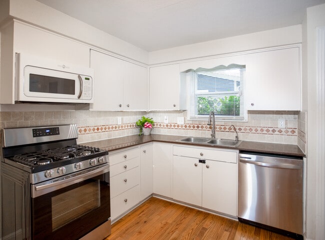 Building Photo - 349 Irvington Dr