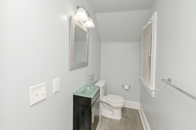 Building Photo - 723 Columbia St