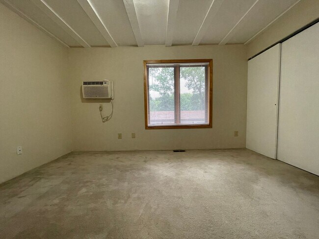 Building Photo - Two Bedroom Townhouse in Portage