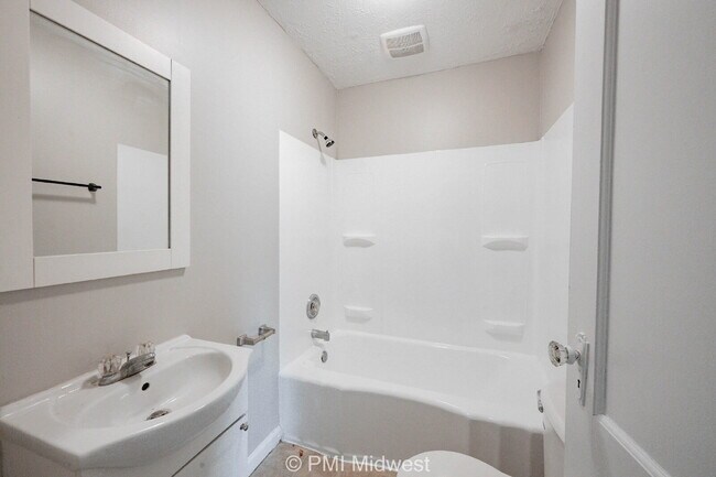 Building Photo - "Charming 3-Bed Home in Indianapolis – Coz...
