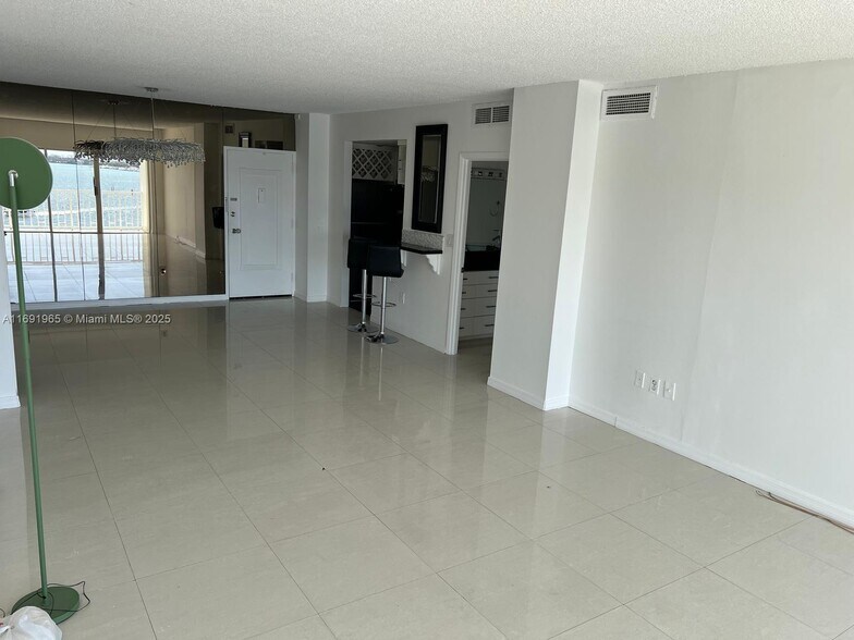 Building Photo - 500 Bayview Dr
