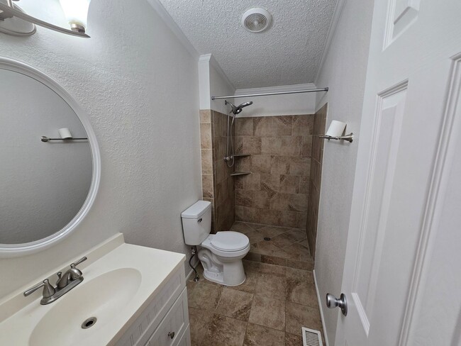 Building Photo - Privacy in the country!