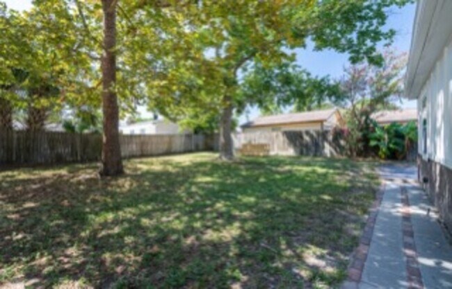 Building Photo - 712 Elise Ln