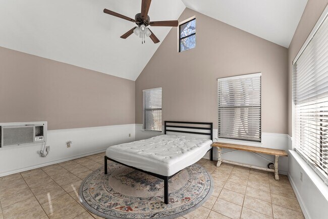 Building Photo - 117 Holly Hill Dr