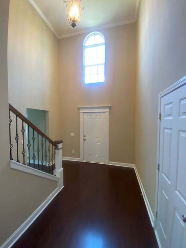 Building Photo - HUGE FENCED YARD, COMMUNITY POOL