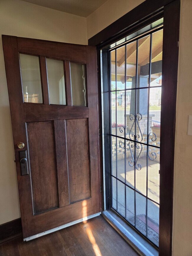 Building Photo - Two bedroom Charmer