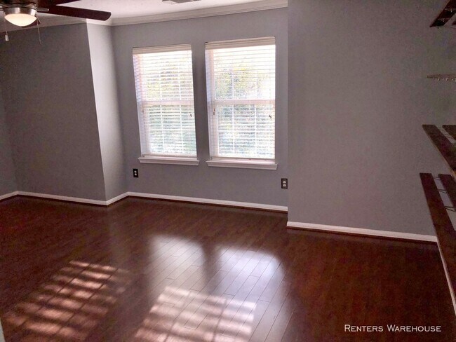 Building Photo - Stunning 3/2.5 townhome in Dominion Estates