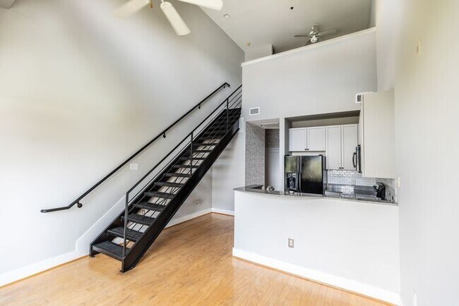 Building Photo - 115 E Park Avenue UNIT 419