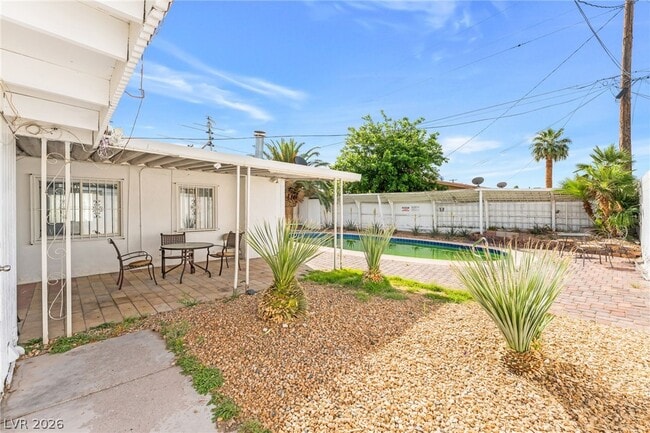 Building Photo - 1828 Hassett Ave