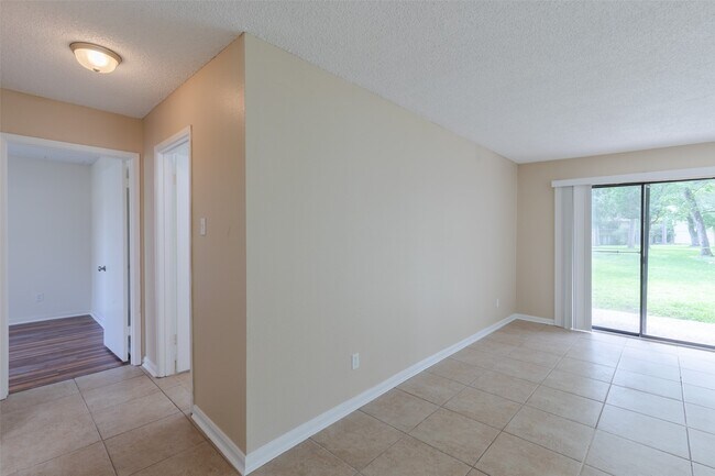 Building Photo - 15919 Golf Club Dr