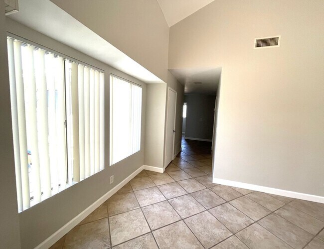 Building Photo - 1525 W Country Club Ln