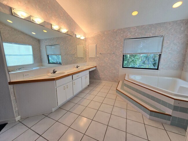 Building Photo - Rarely Available 3 bed/ 2 bath in Hidden River in Myakka