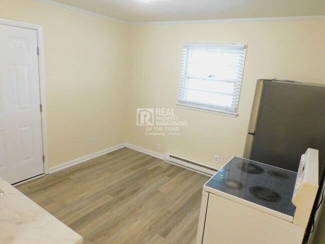 Building Photo - Cute Renovated 2bd/1ba Available Now!