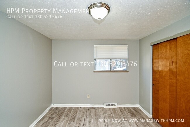 Building Photo - 842 S Green Rd