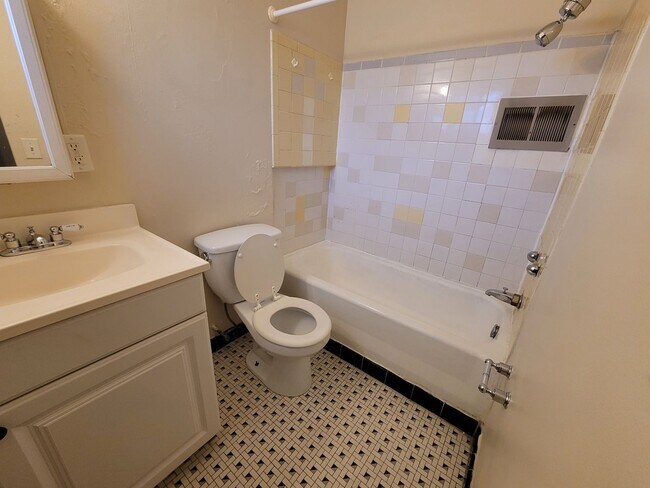 Interior Photo - 1026 E Lyon St